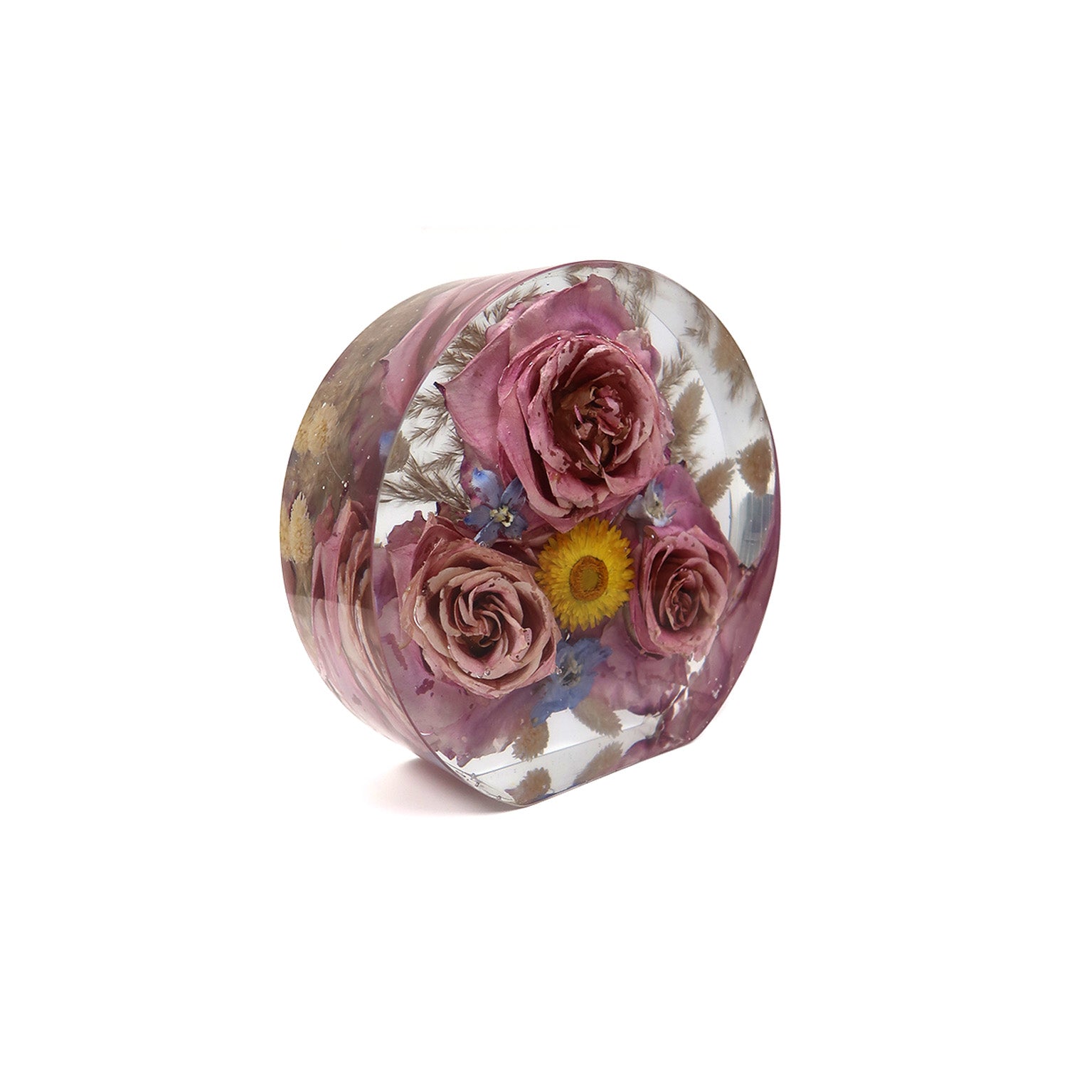 A lovely Circle Block demonstration of resin floral preservation, highlighting the intricate details of preserved dried flowers.