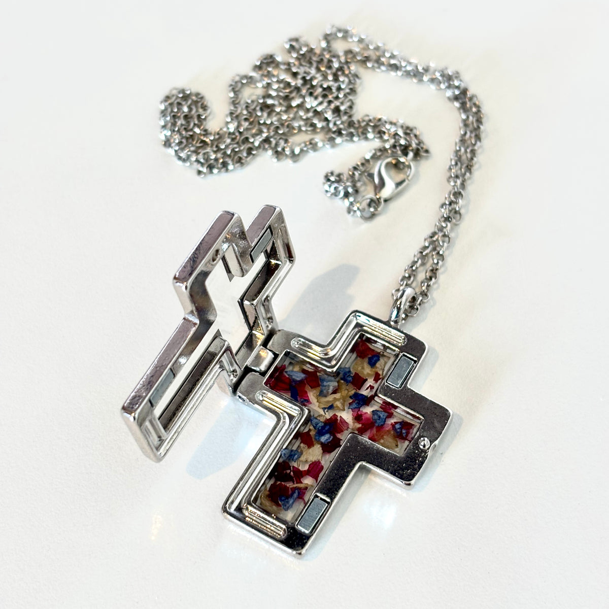 bloomsake-cross-locket-gold-open-flower-preservation