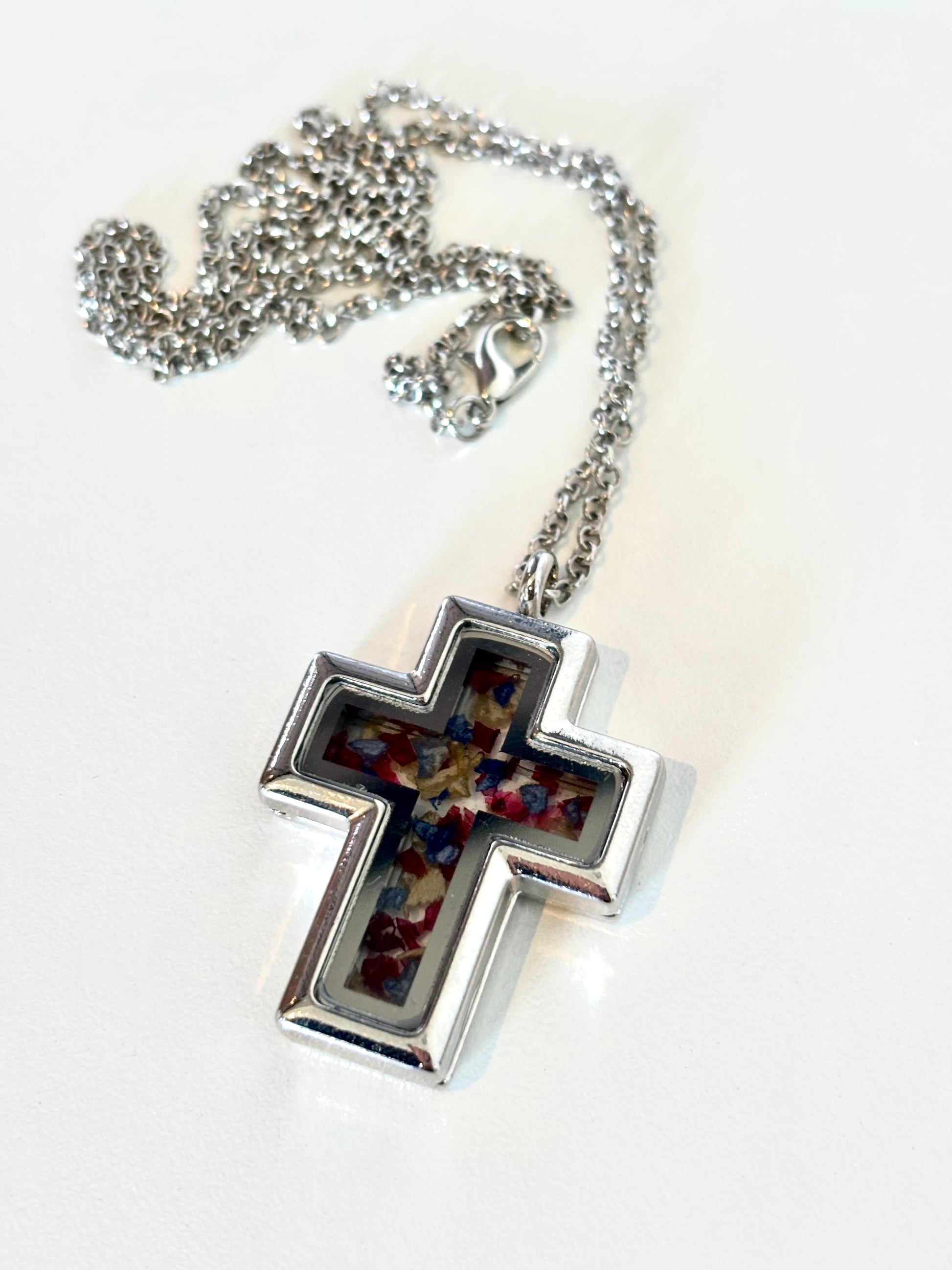 bloomsake-cross-locket-silver-closed-pendant